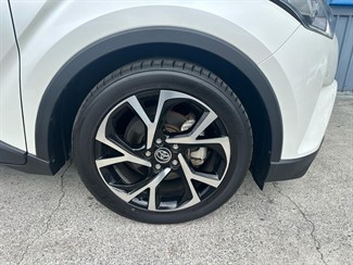 2017 Toyota C-HR - Thumbnail