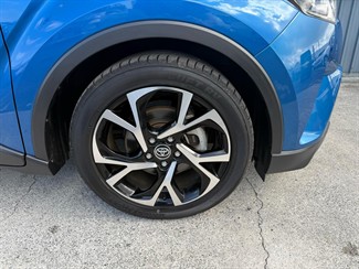 2017 Toyota C-HR - Thumbnail