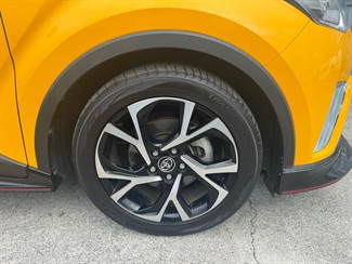 2017 Toyota C-HR - Thumbnail