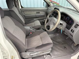 2010 Nissan NAVARA - Thumbnail