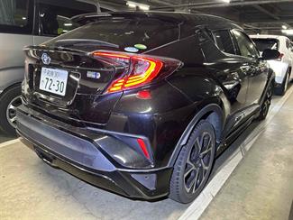 2017 Toyota C-HR - Thumbnail