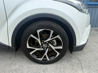 2017 Toyota C-HR - Thumbnail